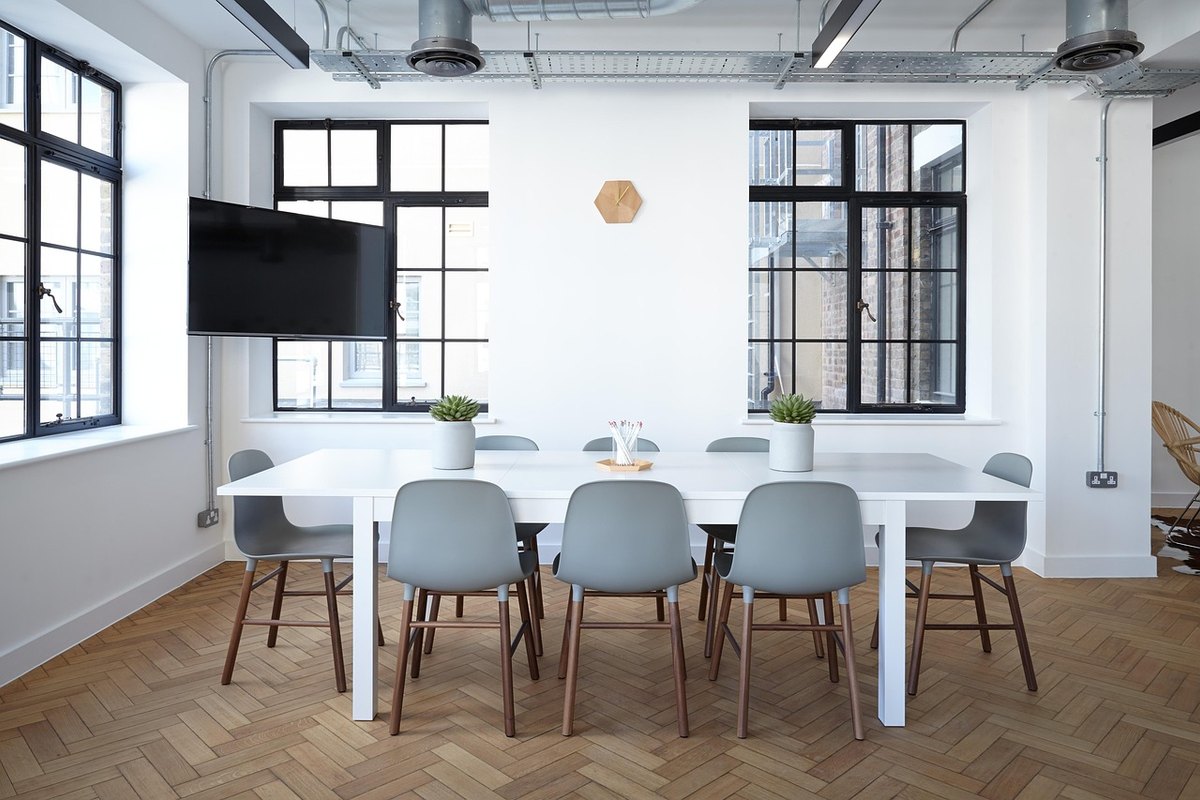 Choisir une chaise de bureau ergonomique : le guide des critères qui comptent